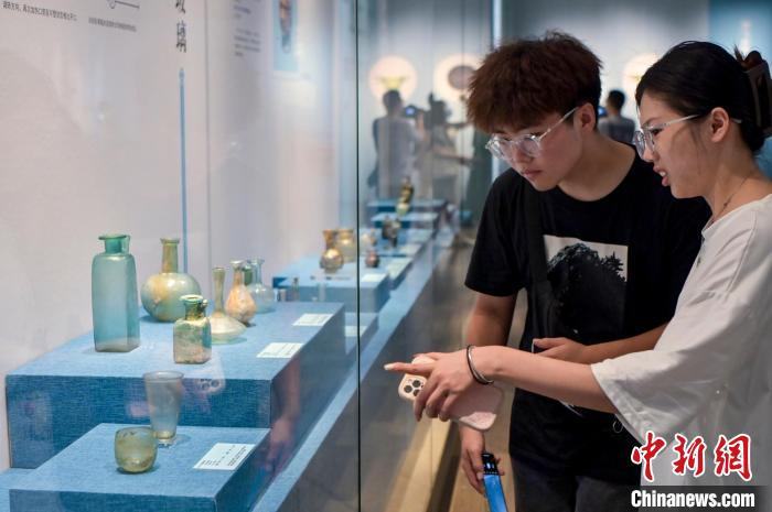 325件古玻璃器在琼亮相 系海南省博物馆首次引进国外展览
